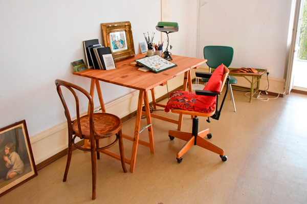 Regula Schenk Atelier mit Arbeitstisch, drei Stühlen und Kunstobjekten