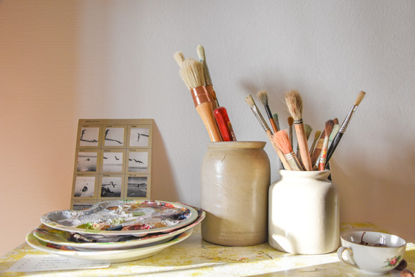 Ateliertisch mit Pinseln und Farbpalette - Regula Schenk