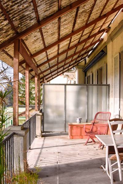 Terrasse mit Stühlen vor Atelier Regula Schenk